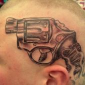 tatuaż pistolet na głowie