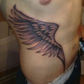 tatuaż skrzydło na brzuchu