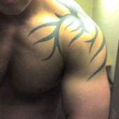 tatuaż tribal na ramieniu