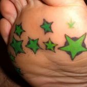 zielone gwiazdki pod stopą  tatuaż