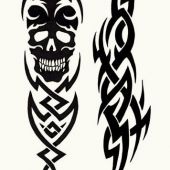 tatuaż czaszka w tribalu