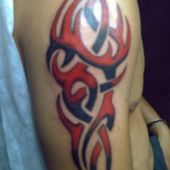 tribal na ramieniu tatuaż