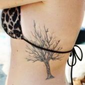 tatuaż drzewo na żebrach