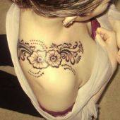 tatuaż kwiaty na ramieniu kobiety
