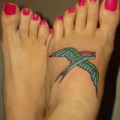 tatuaż jaskółka na stopie