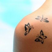 motyle na ramieniu tatuaż