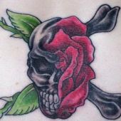 pół czaszka i róża tatuaż