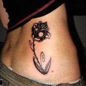 róża tatuaż nad tyłkiem
