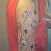 gwiazdki tatuaż na ramieniu