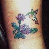 koliber na kwiatach tatuaż