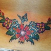 tatuaż kolorowe kwiaty i motyl