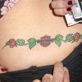 tatuaż harley-davidson z różami