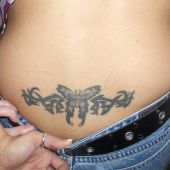 tribal z motylkiem tatuaż