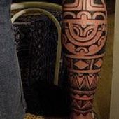 tribal tatuaż na łydce