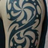 tatuaż tribal na ramie