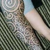 tribal na całej nodze  tatuaż