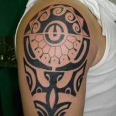 tatuaże tribal na ramieniu