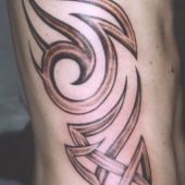 tribal na boku tatuaż