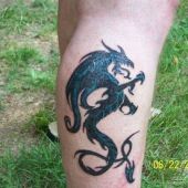 tatuaże smok na nodze