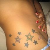 tatuaż śliczne gwiazdki na brzuchu