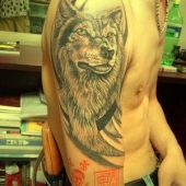 tatuaż wilk na ramieniu