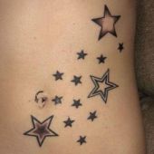 Piękne gwiazdki na brzuchu tatuaż