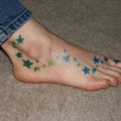 tatuaże gwiazdki na stopie