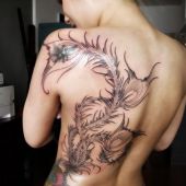 tatuaż pawie pióra na plecach
