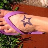 gwiazdka na stopie tatuaż