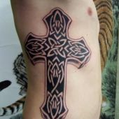 tatuaż celtycki krzyż na boku