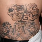 aztecki tatuaż na plecach