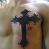 krzyż na piersi