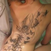 anioł i motyle tatuaż na plecach