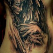 anioł tatuaż na boku