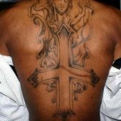 Chrystus i krzyż na plecach