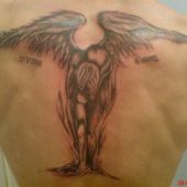 anioł na plecach tatuaże