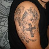 tatuaż anielica i krzyż na ramieniu