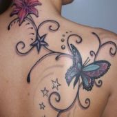 motyl i kwiat na plecach