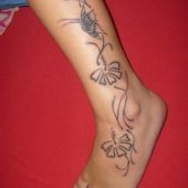 motyl i kwiaty na nodze