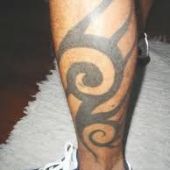 tatuaż tribal na nodze