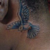 tatuaż gołąb na szyji
