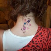 tatuaż gwiazdki na szyi