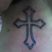 tatuaż krzyż na szyi