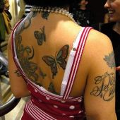 tatuaż motyle i kwiaty na plecach