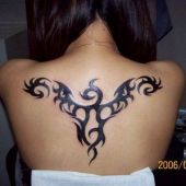 piękny tribal tatuaż na plecach