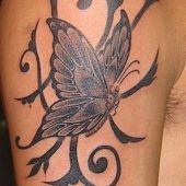 tribal i motyl tatuaż na ramieniu