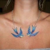 tatuaż ptaki na dekolcie