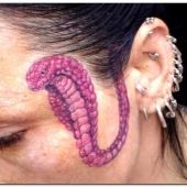 tatuaż wąż kobra na głowie
