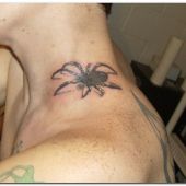 tatuaż pająk na szyi