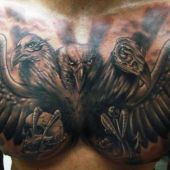 tatuaż ptaki na piersi